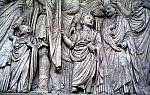 038. Detail d'une procession sur le cote Sud de l'autel de la Paix (9 a.C.).jpg